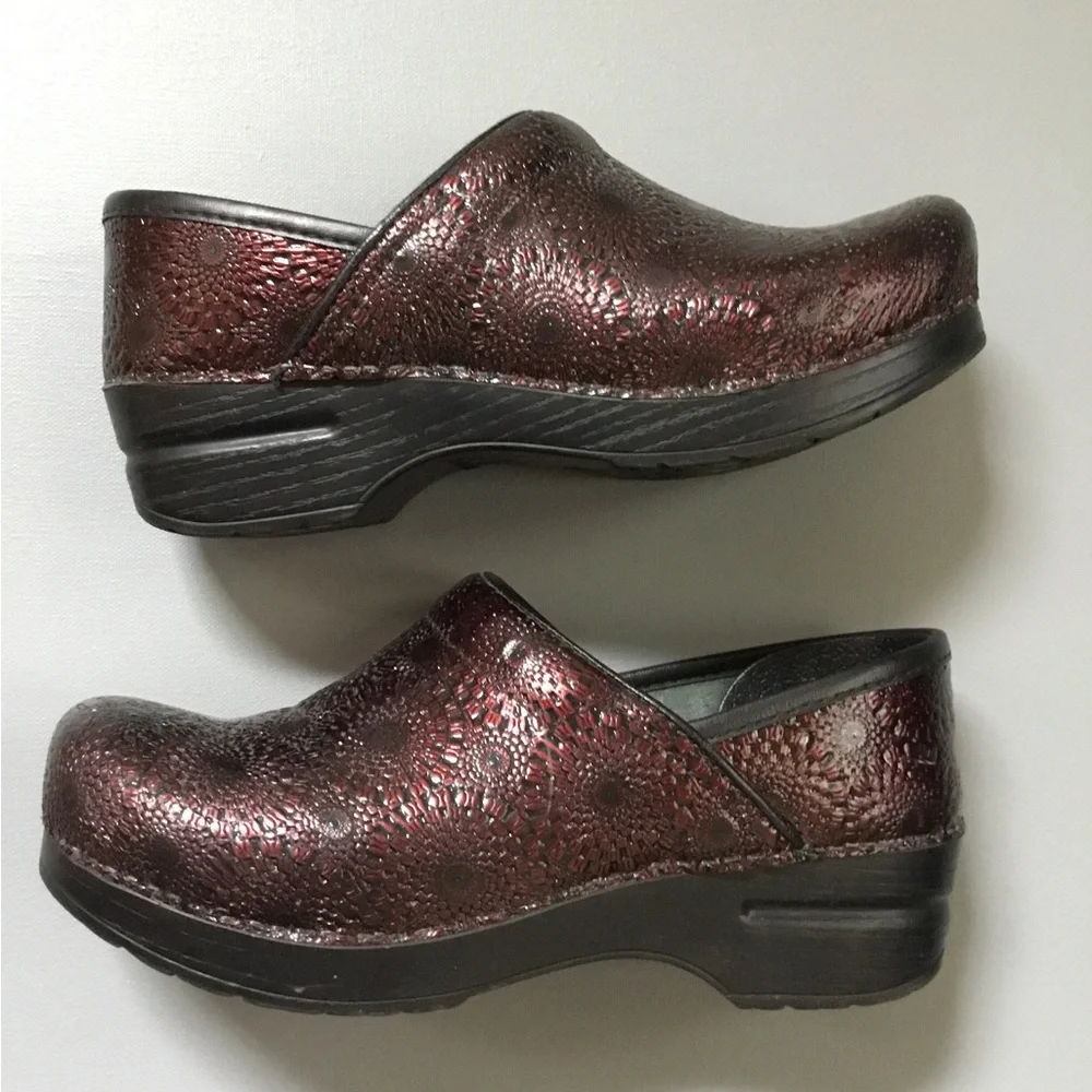 Dansko Medallion Burgundy Clogs Shoes - Picture 2 of 7